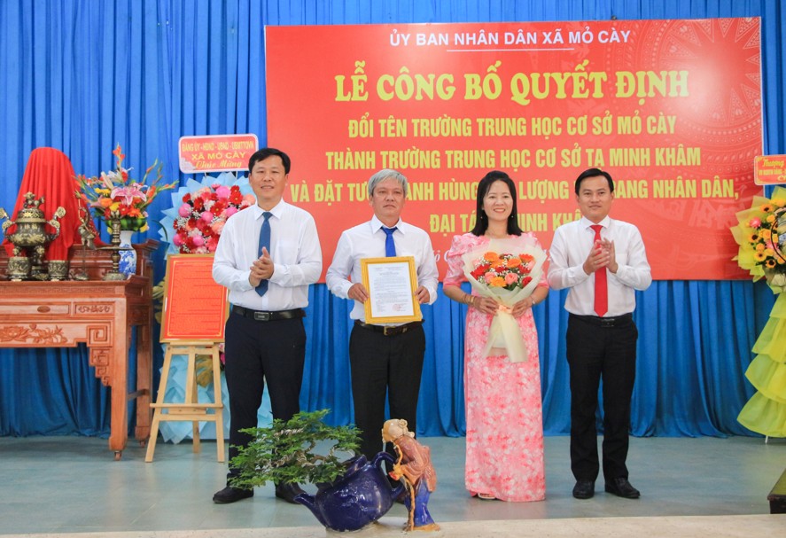 Công bố Quyết định đổi tên Trường THCS Mỏ Cày thành Trường THCS Tạ Minh Khâm