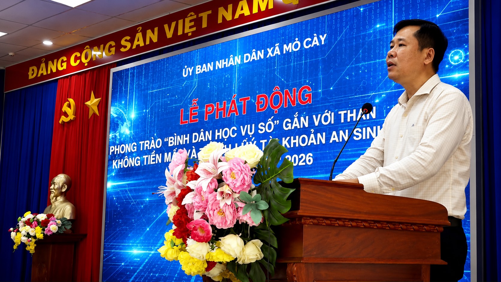 Mỏ Cày phát động phong trào “Bình dân học vụ số” gắn với thanh toán không tiền mặt và tích hợp tài khoản an sinh xã hội vào ứng dụng VNeID