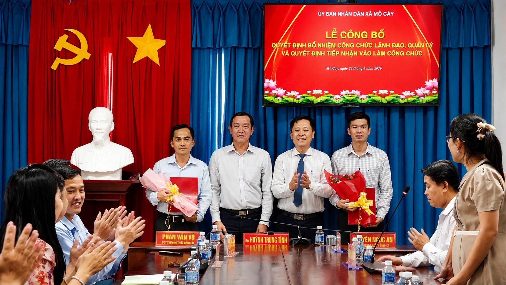 Mỏ Cày tổ chức Lễ công bố các quyết định về công tác cán bộ và tiếp nhận công chức