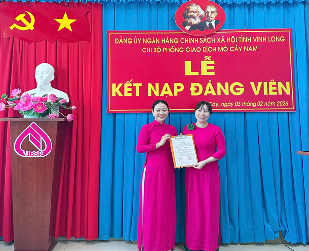 Chi bộ Phòng giao dịch Ngân hàng Chính sách xã hội Mỏ Cày Nam tổ chức lễ kết nạp đảng viên