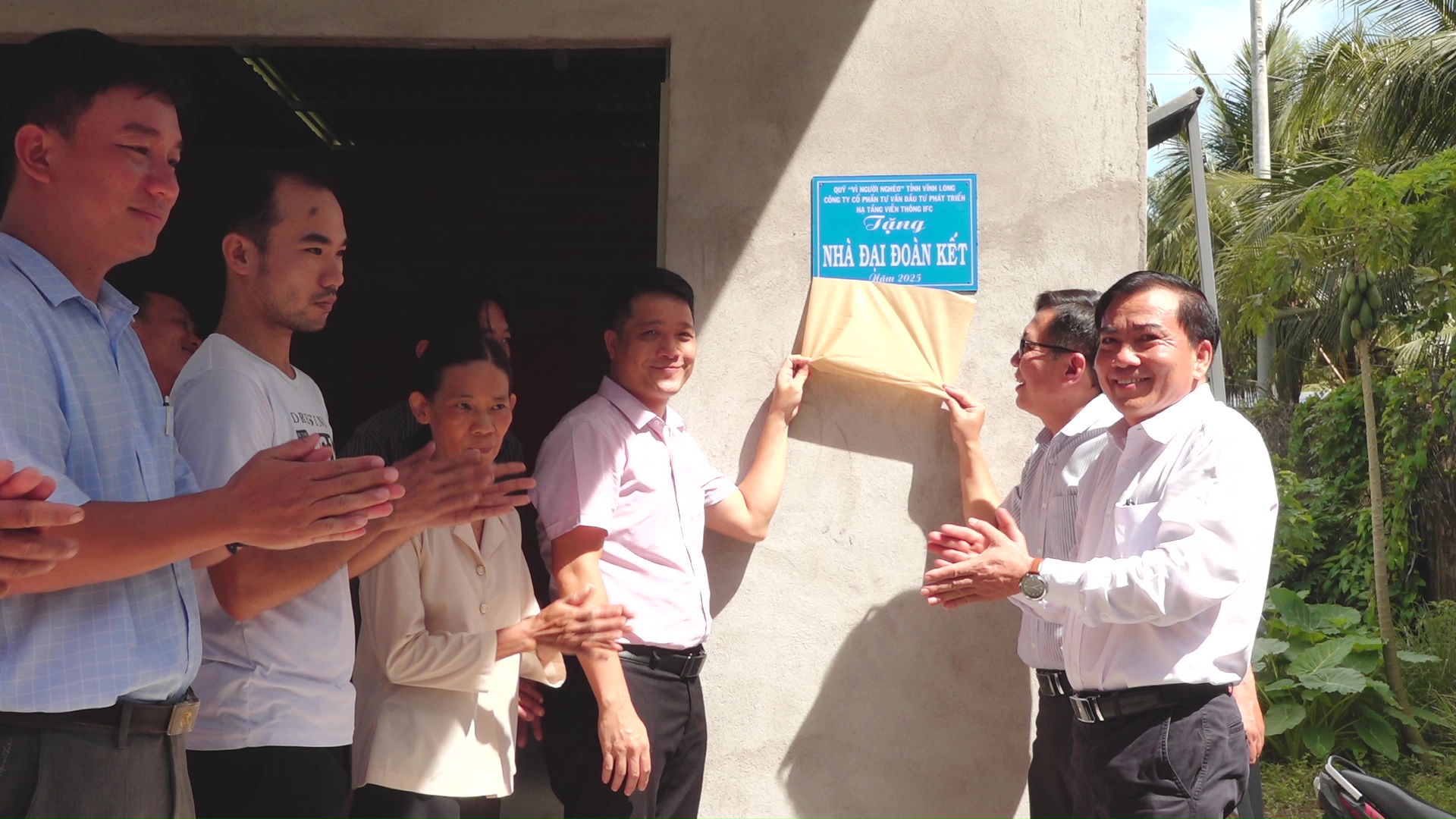 Mỏ Cày trao 3 căn nhà Đại đoàn kết cho hộ nghèo