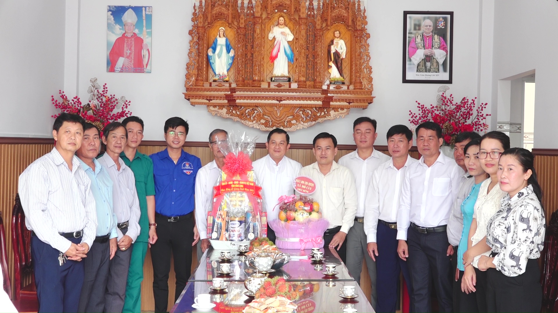 Lãnh đạo xã Mỏ Cày thăm, chúc mừng các cơ sở Công giáo, Tin Lành nhân dịp Lễ Giáng sinh năm 2025