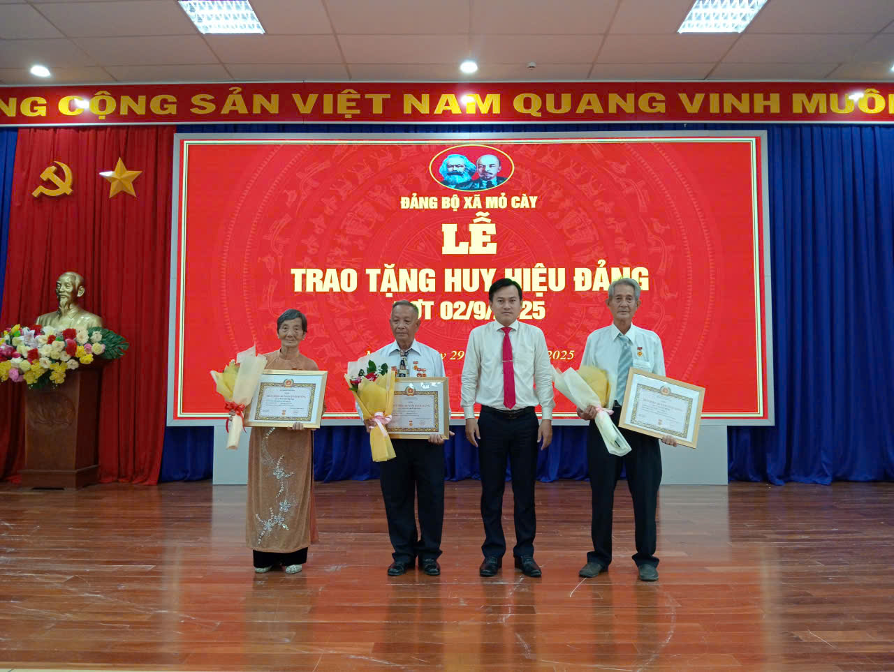 Trao tặng Huy hiệu Đảng đợt 02/9/2025